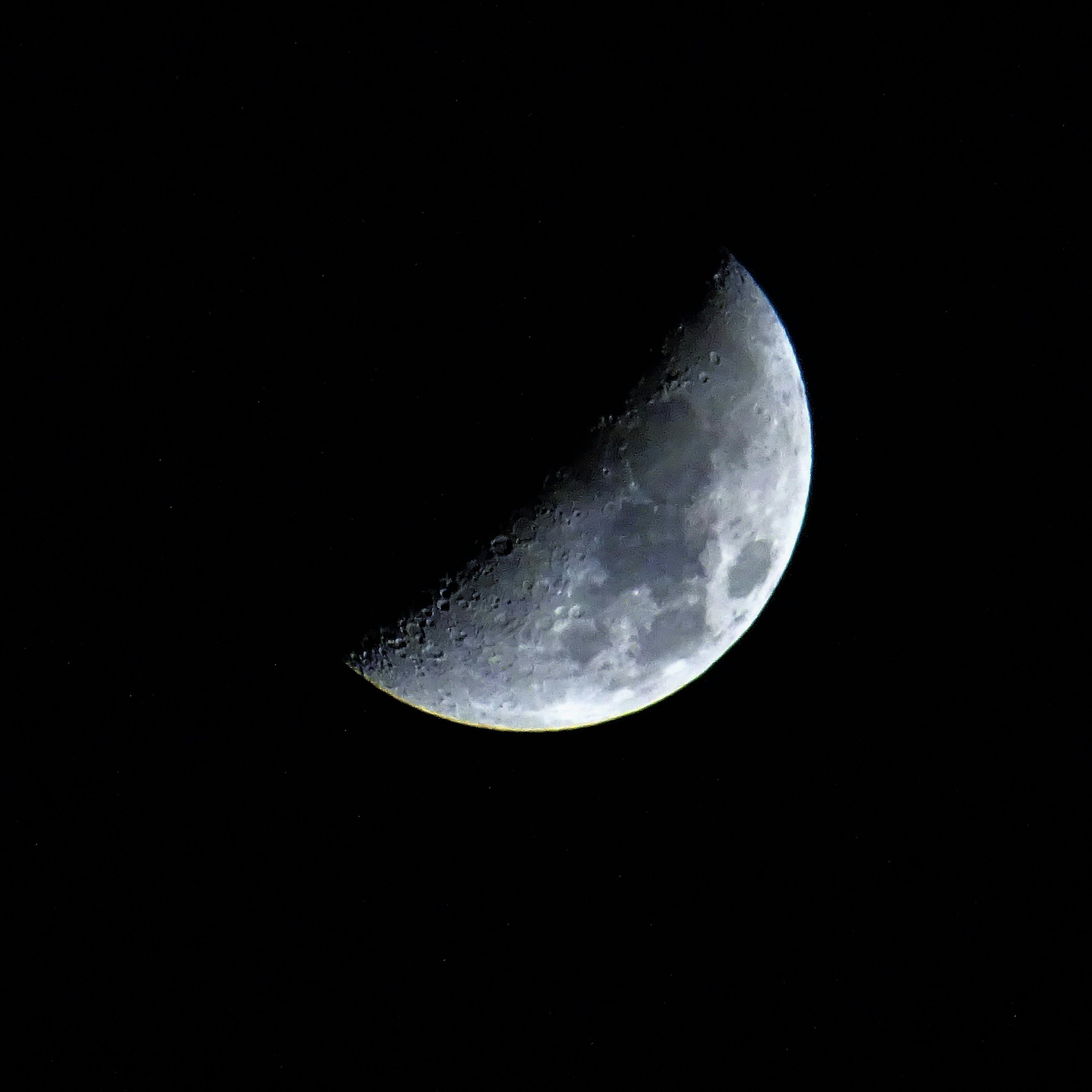 Ritual za rastoči srp: kako postaviš namen za nov cikel